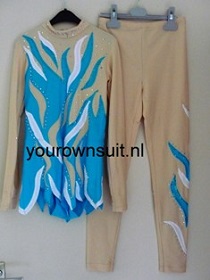 Rhythmic gymnastic leotard, Voorkant van een ritmisch gym pakje met rokje, ijsblauw met wit rg pakje