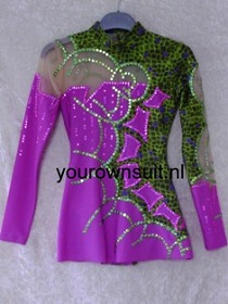 Rhythmic gymnastic leotard, Voorkant van een ritmisch gym pakje met rokje, Roze met groen rg pakje