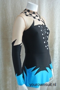 Zijkant zwart met blauwe rok Ritmisch Gympakje_rhythmic gymnastic leotard