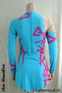 Achterkant Lichtblauw met roze strepen ritmische Gympak_rhythmic gymnastic leotard