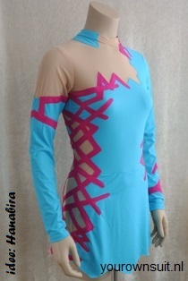 Zijkant Lichtblauw met roze strepen ritmische Gympak_rhythmic gymnastic leotard