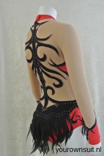 achterkant rood ritmische Gympak met zwart ornament op de rug_rhythmic gymnastic leotard