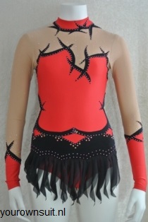 voorkant rood ritmische Gympak met zwarte lijnen_rhythmic gymnastic leotard