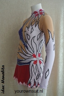 Zijkant paars met rood ritmische Gympak met grote bloem op de zijkant_rhythmic gymnastic leotard