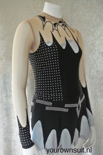 Zijkant Zwart met grijze rok en stalen buttons Ritmisch Gympakje_rhythmic gymnastic leotard
