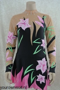 Voorkant zwart met roze bloemen ritmische gympakje_RG pakje_rhythmic gymnastic leotard