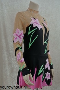 Zijkant zwart met roze bloemen ritmische gympakje_RG pakje_rhythmic gymnastic leotard