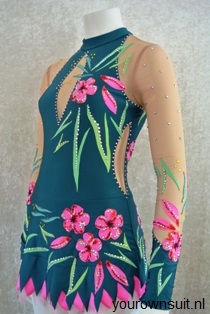 zijkant groen met roze bloemen ritmische gympakje_RG pakje_rhythmic gymnastic leotard