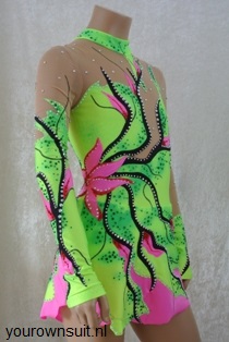 zijkant neon groen ritmische gympakje met roze bloemen_RG pakje_rhythmic gymnastic leotard