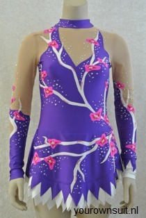 voorkant paars ritmische gympakje met witte lijnen en roze bloemen_RG pakje_rhythmic gymnastic leotard