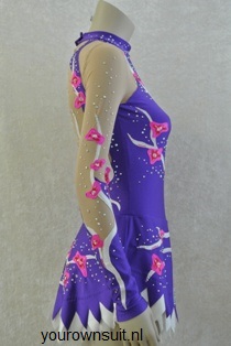 Zijkant paars ritmische gympakje met witte lijnen en roze bloemen_RG pakje_rhythmic gymnastic leotard