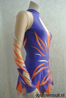 Zijkant Paars met oranje ritmische gympakje_RG pakje_rhythmic gymnastic leotard