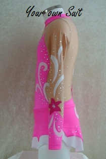 zijkant rose met wit en rode bloemen ritmische gympakje_rg pakje_rhythmic gymnastic leotard