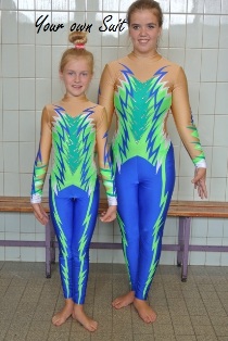 2 meisjes in groen met blauwe acrogympakken_Acrogym_Suit for Acrobatic Gym_Jumpsuit_Vaulting suit_Voltigieranzug