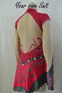achterkant rood kanten ritmische gympakje met grijze accenten_rg pakje_rhythmic gymnastic leotard_jurk van Kant_Lace dress