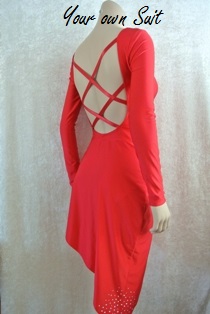 achterkant rode jurk met banden op de rug voor Holland Got Talent