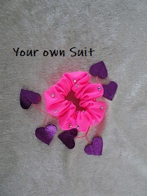 haarwokkel (scrunchie) passend bij een roze rg pakje met paarse hartjes