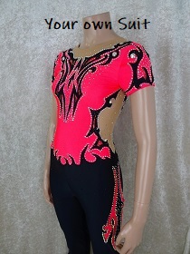 Voorkant van een Jumpsuit in zwart en koraal met tattoo tekening