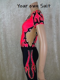 Zijkant van een Jumpsuit in zwart en koraal met tattoo tekening