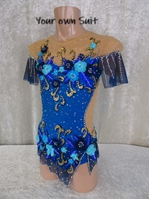 Zijkant van een Blauw kleurige rgleotard met veel verschillende kleuren blauwe bloemen, rgpakje