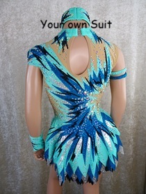 Achterkant van een mindgroene met zwarte lijnen dansgardejurk