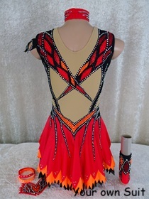 Achterkant van een rood, zwarte dansgardejurk met een oranje Fenix erop, dansgardejurk