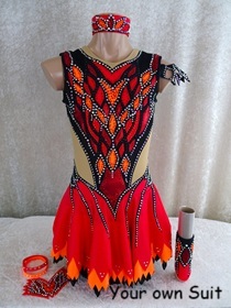 Voorkant van een rood, zwarte dansgardejurk met een oranje Fenix erop, dansgardejurk