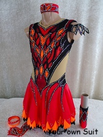 Zijkant van een rood, zwarte dansgardejurk met een oranje Fenix erop, dansgardejurk