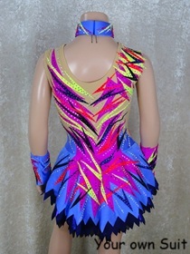 Achterkant van een Paars met roze dansgardejurk vol met kleurige lijnen  erop, dansgardejurk