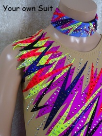 Zijkant van een Paars met roze dansgardejurk vol met kleurige lijnen  erop, dansgardejurk