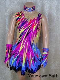 Voorkant van een rood, Paars met roze dansgardejurk vol met kleurige lijnen  erop, dansgardejurk