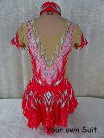 Achterkant van een Rozerode dansgardejurk met zilveren lijnen, dansgardejurk