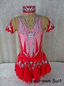 Voorkant van een Rozerode dansgardejurk met zilveren lijnen, dansgardejurk