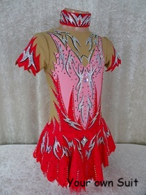 Zijkant van een Rozerode dansgardejurk met zilveren lijnen, dansgardejurk