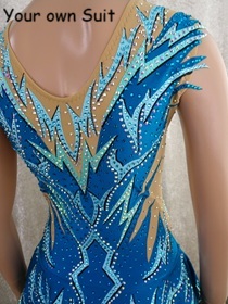 Detail van een Mintgroene dansgardejurk met lichtblauwe lijnen, dansgardejurk