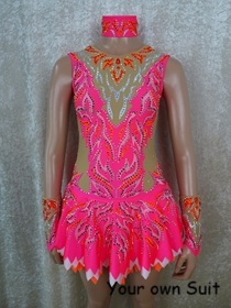 Voorkant van een Roze dansgardejurk met oranje details, dansgardejurk