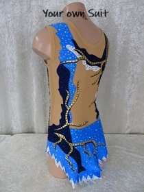 Achterkant van een blauw met witte rgleotard met gouden details, rgpakje