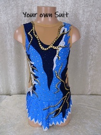 Voorkantvan een blauw met witte rgleotard met gouden details, rgpakje