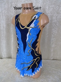 Achterkant van een blauw met witte rgleotard met gouden details, rgpakje