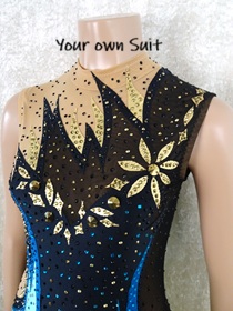 Detail van een zwarte rgleotard met groene en gouden details, rgpakje