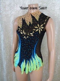 Voorkant van een zwarte rgleotard met groene en gouden details, rgpakje