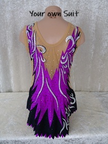 Achterkant van een paars met zwarte rgleotard met zilveren kringels, rgpakje