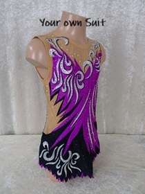 Zijkant van een paars met zwarte rgleotard met zilveren kringels, rgpakje