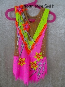 Achterkant van een Neon roze rgleotard met oranje en gele bloemen op oranje en gele stukken, rgpakje