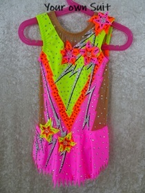 Voorkant van een Neon roze rgleotard met oranje en gele bloemen op oranje en gele stukken, rgpakje