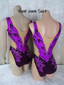 Achterkanten van twee badpakken voor Synchroonzwemmen in de kleuren bordeaux en paars