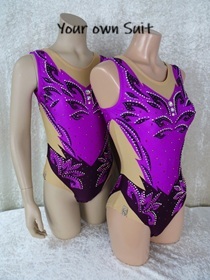 Zijkanten van twee badpakken voor Synchroonzwemmen in de kleuren bordeaux en paars