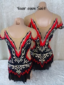 Achterkanten van twee zwart met rode Acroleotards met gouden krul accenten, acropakjes