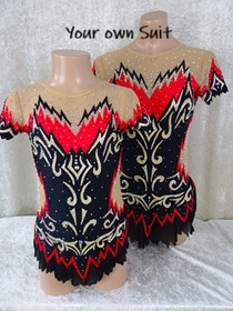 Voorkanten van twee zwart met rode Acroleotards met gouden krul accenten, acropakjes