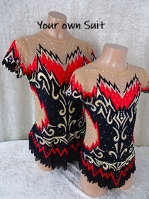 Zijkanten van twee zwart met rode Acroleotards met gouden krul accenten, acropakjes